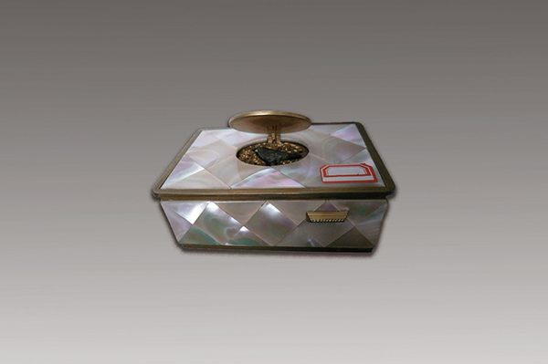 杂项-清铜胎镶螺钿鸟纹方盒