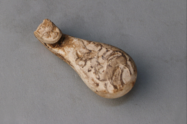 2玉器-元龙首鹿纹火烧玉带钩