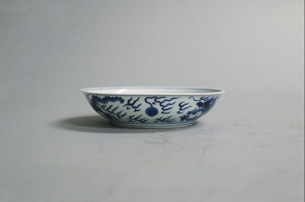 4瓷器-清嘉庆款景德镇窑青花双龙戏珠纹盘 (2)