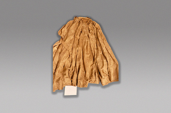 10丝织品-明黄色缎海水纹裙