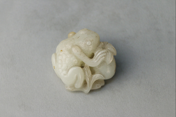 玉器-清石榴青蛙白玉坠