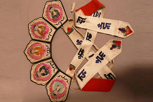 丝织品-清白色缎彩绣五佛冠