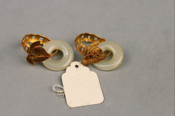 金器-清錾桃实钱纹套白玉金耳环