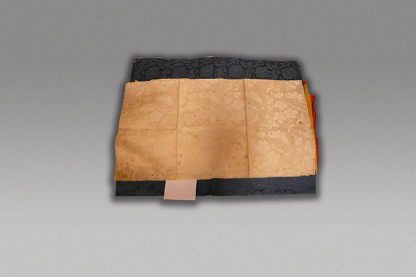 丝织品-明白色梅蝶暗花缎料