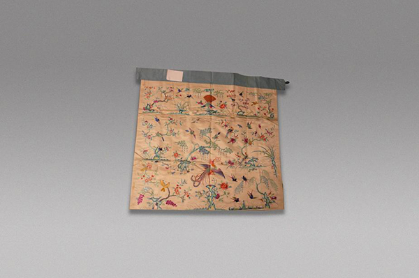 丝织品-清白色缎绣花桌围