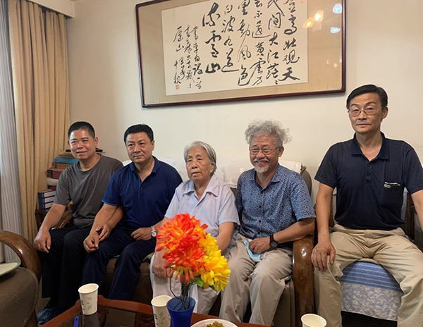 市文物局慰问参加过抗日战争的离休干部陈英同志