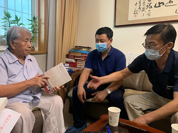 市文物局慰问参加过抗日战争的离休干部陈英同志