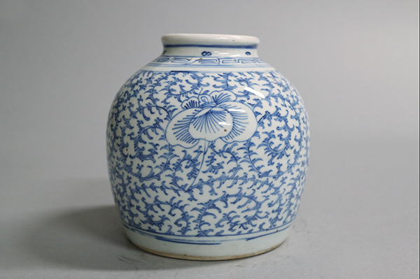 4瓷器-清嘉庆景德镇窑青花缠枝花卉纹罐